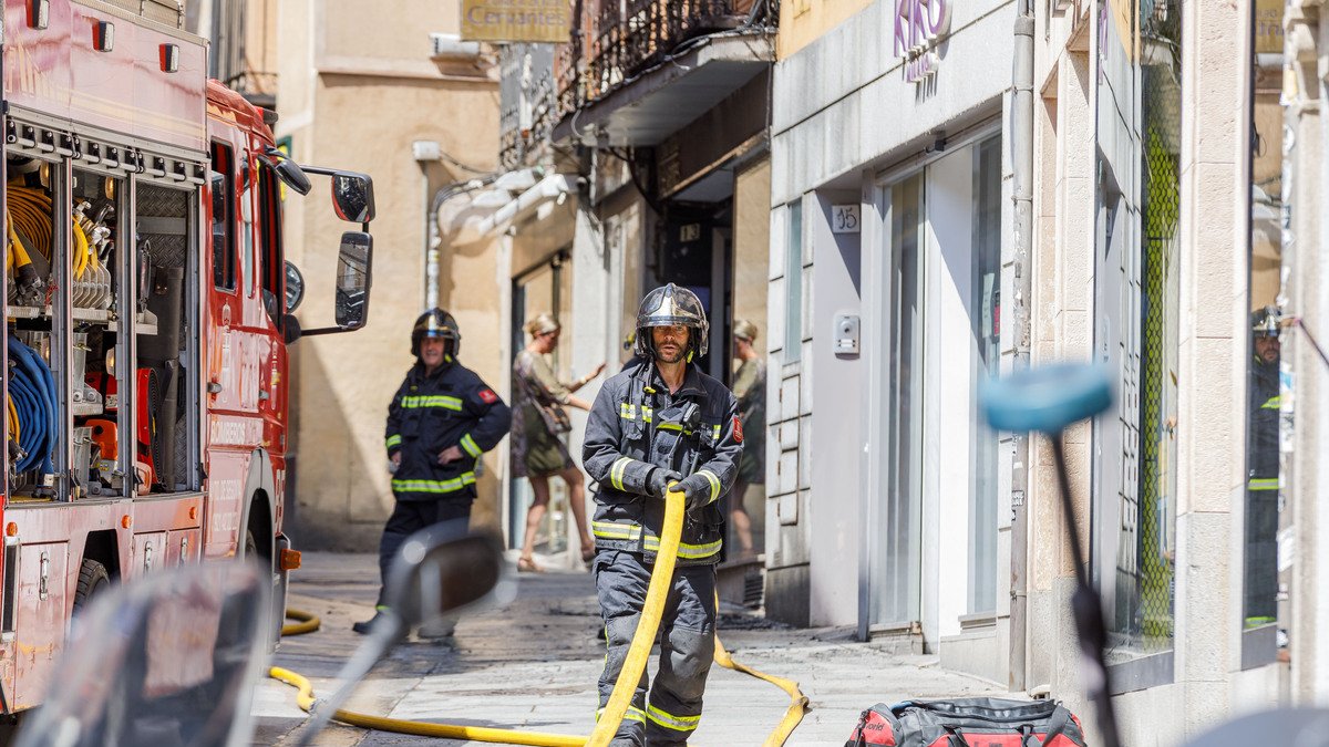 Fotos de un incendio en Segovia provocado por la explosión de una instalación eléctrica.- ICAL