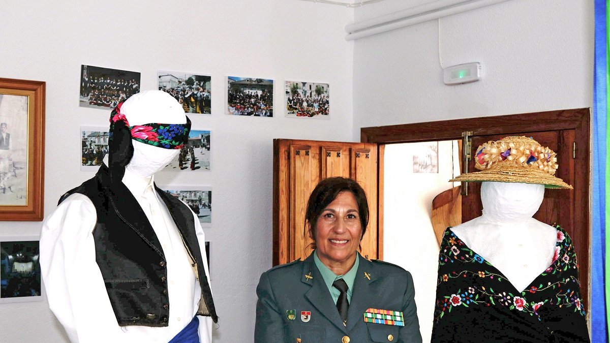 La guardia civil Mercedes Martín, en el museo etnográfico de la localidad abulense de Hoyocasero.- ArgiComunicación