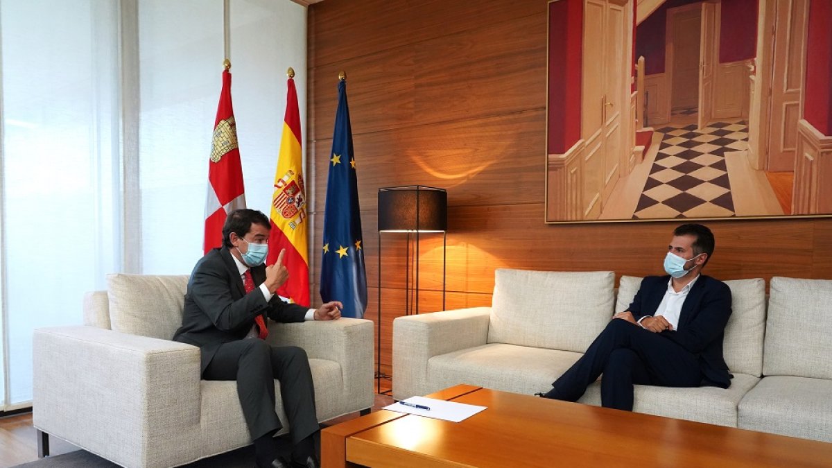 El presidente de la Junta, Alfonso Fernández Mañueco, junto al secretario general del PSOE en Castilla y León, Luis Tudanca. - ICAL