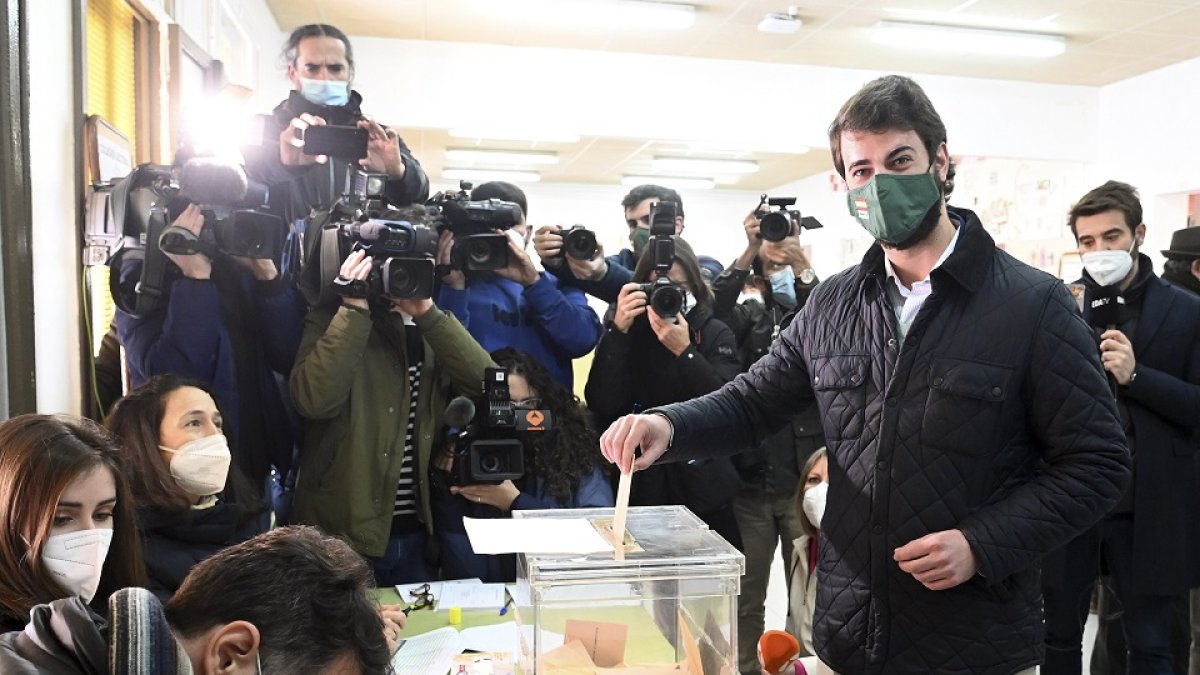 El candidato a la presidencia de la Junta de Castilla y León de VOX, Juan García-Gallardo, vota en Burgos. -ICAL
