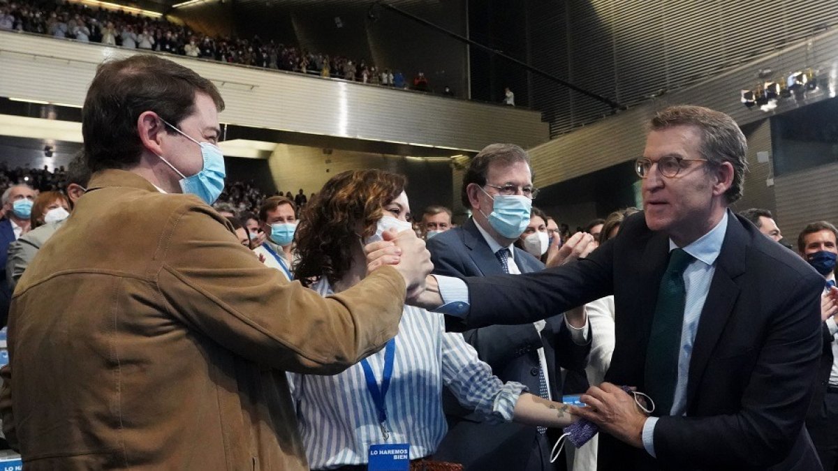 Alfonso Fernández Mañueco saluda a Alberto Núñez Feijóo en el Congreso nacional del PP.- ICAL
