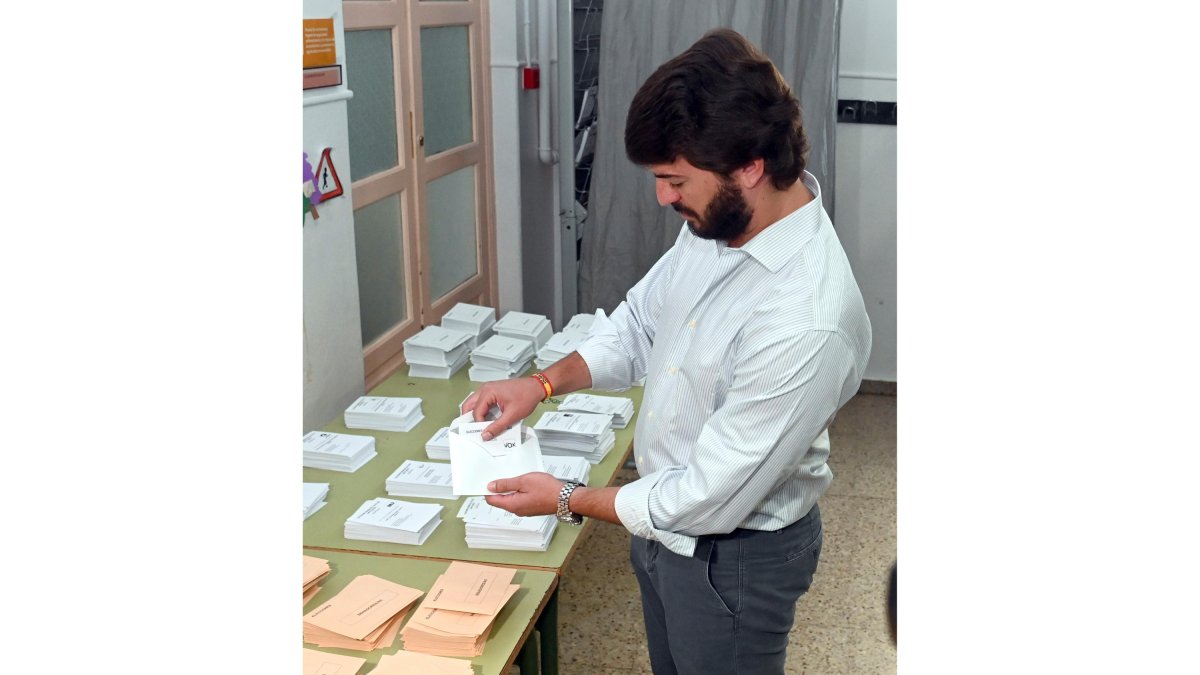 El vicepresidente de la Junta, Juan García-Gallardo, ejerce su derecho al voto en Burgos.-ICAL