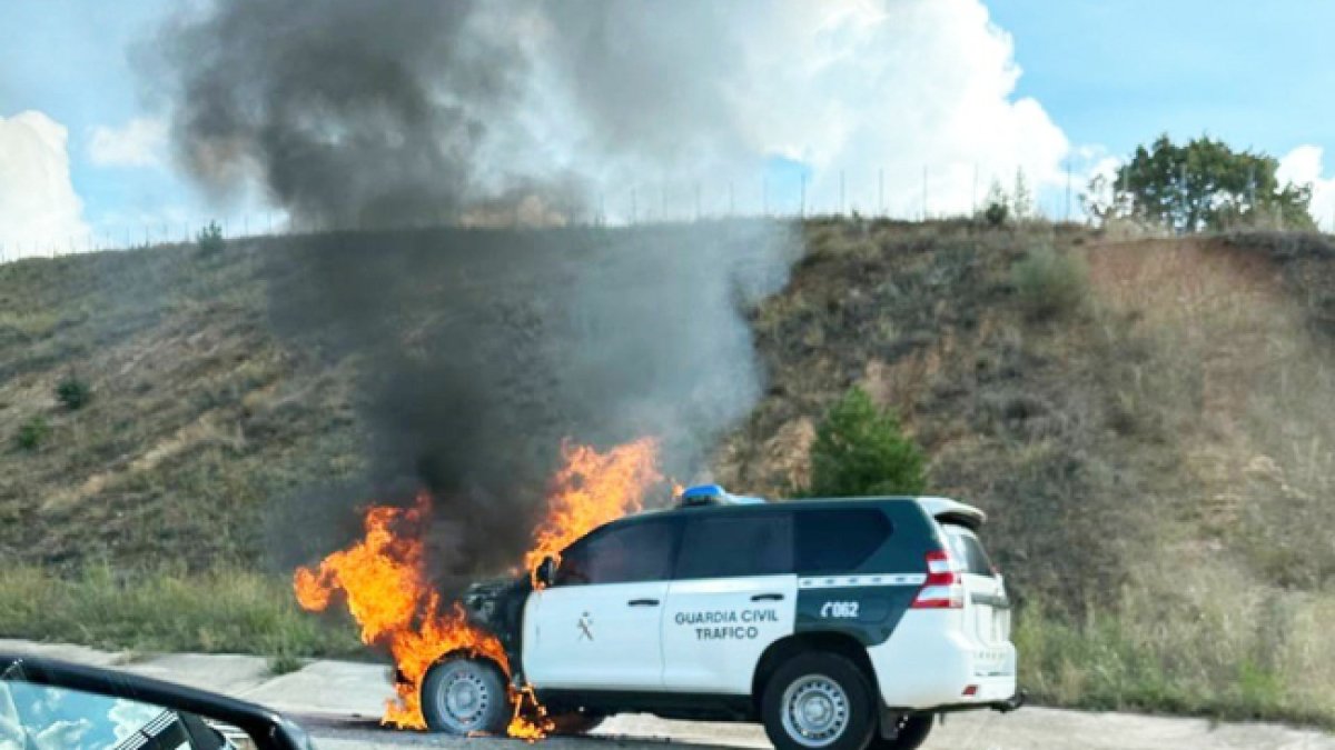 Vehículo en llamas de la Guardia Civil de Tráfico. HDS