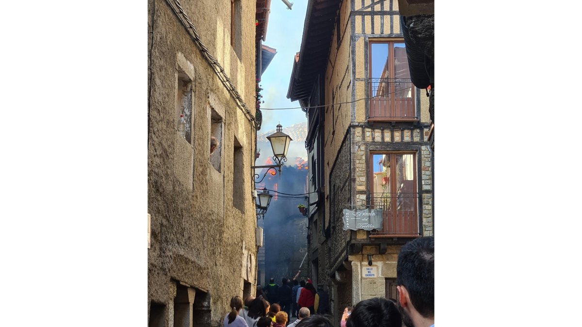 Incendio en La Alberca en Salamanca. TWITTER: 
Panikero Johnson