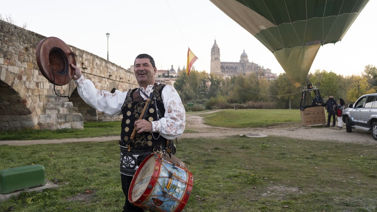 El Mariquelo sobrevuela en globo el centro de la ciudad de Salamanca antes de su tradicional subida la la catedral el domingo. ICAL