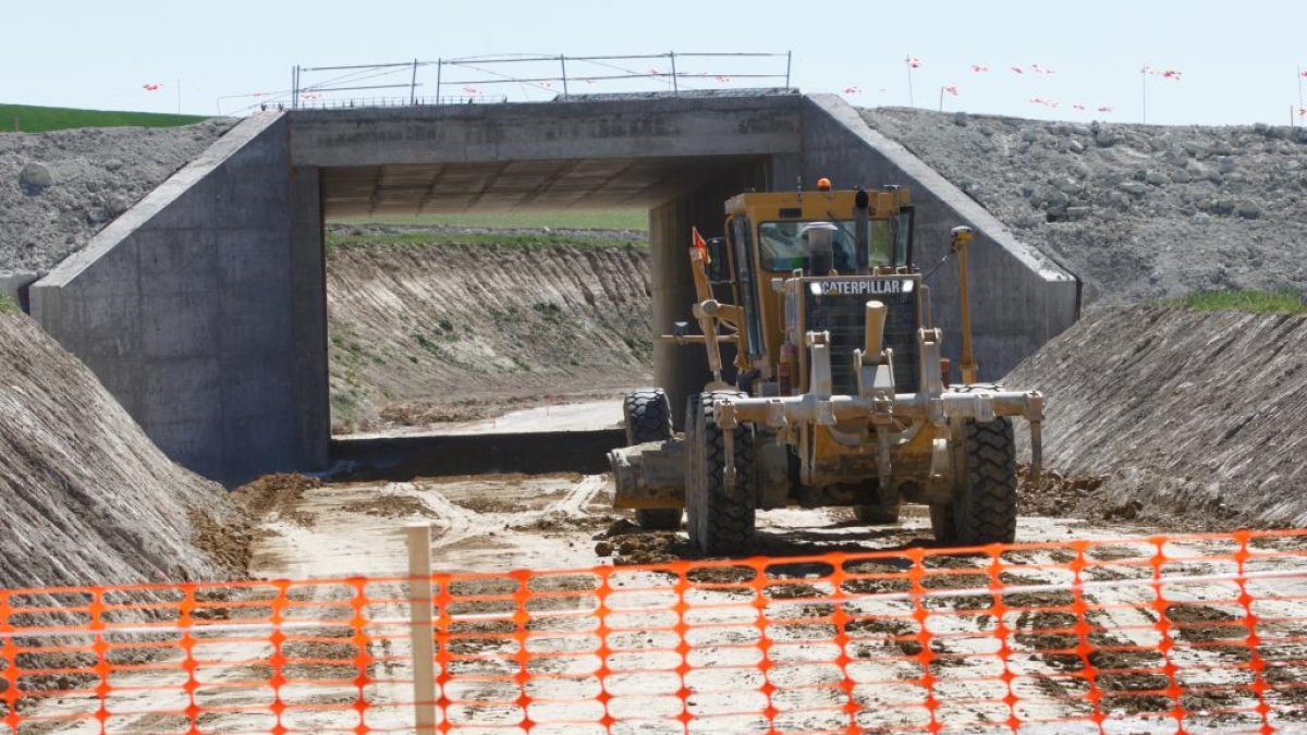 Una máquina circula cerca de un puente en las inmediaciones de Villabáñez en las obras de la Autovía A-11 en la provincia de Valladolid.- PHOTOGENIC