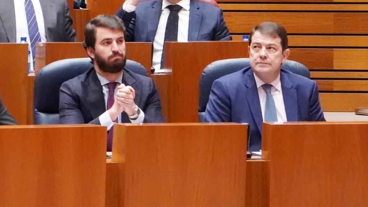 Juan García-Gallardo y Alfonso Fernández Mañueco durante el pleno extraordinario del pasado 12 de enero.- ICAL