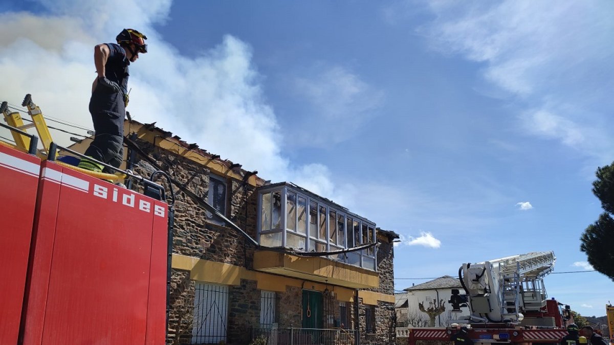 Un incendio calcina por completo una vivienda en Porqueros, León. -ICAL