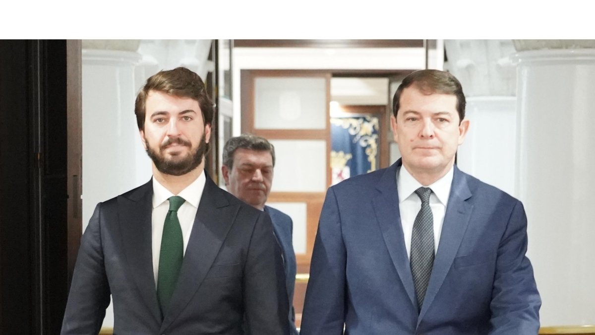 Juan García-Gallardo y Alfonso Fernández Mañueco, tras el Consejo de Gobierno extraordinario del sábado día 4.-ICAL