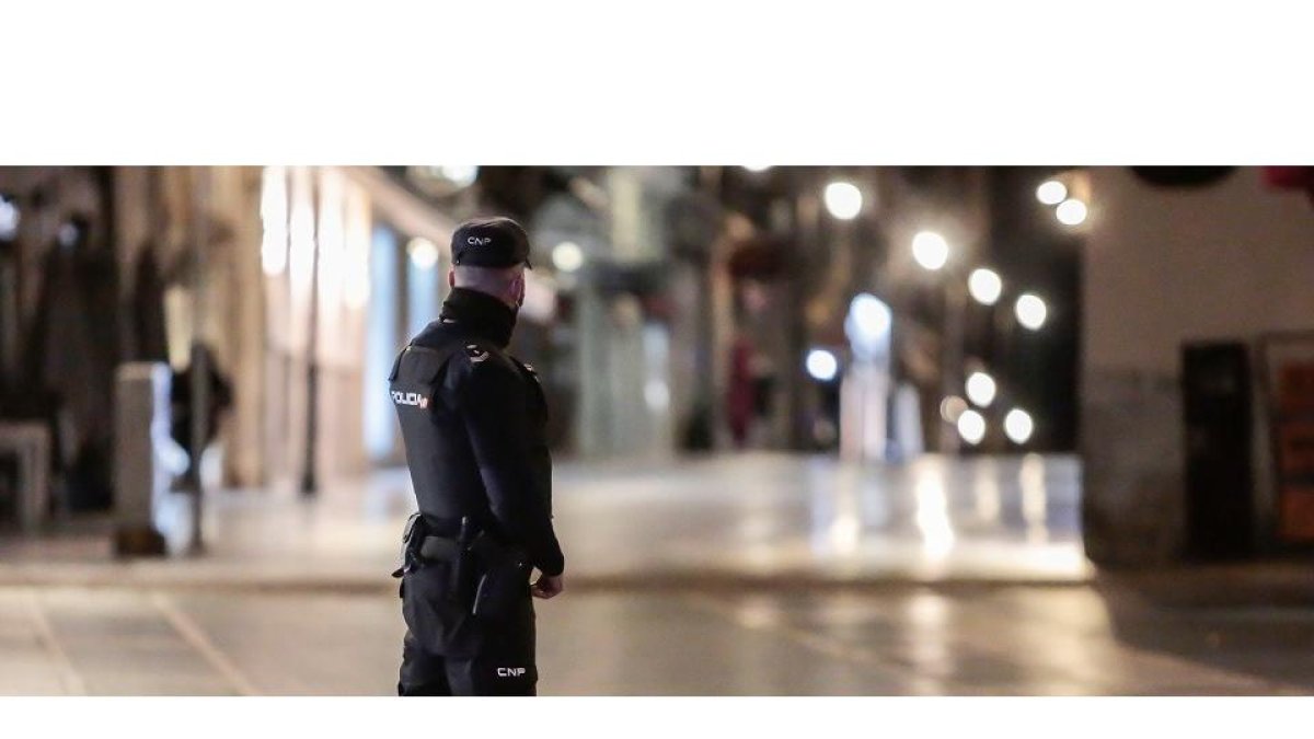 Un policía vigila el cumplimiento del actual toque de queda a las diez de la noche, en una imagen de archivo. ICAL