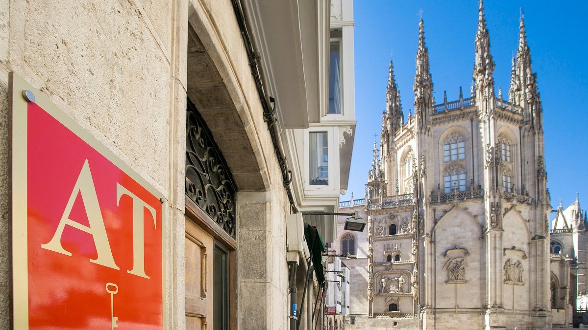 La mayor parte de los alojamientos turísticos que se ofertan en Burgos se encuentra a la sombra de la Catedral.- TOMÁS ALONSO