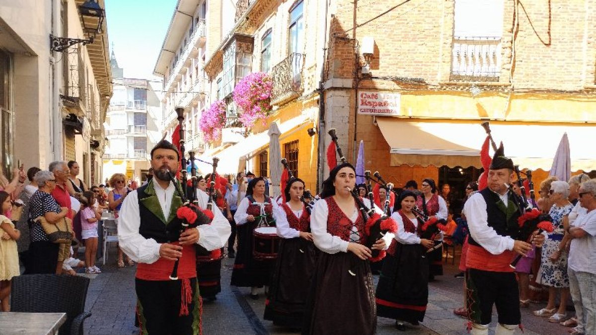 Celebración del Día de Asturias en Valencia de Don Juan (León).- ICAL