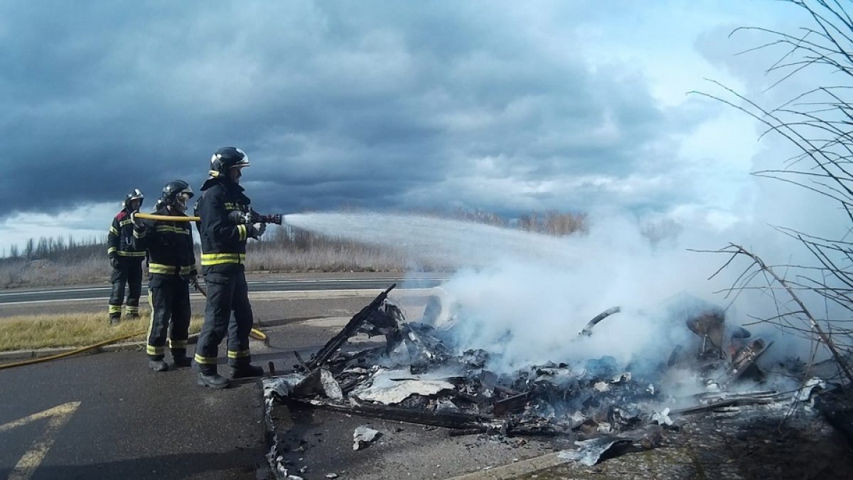 Arde una caravana que circulaba enganchada a un vehículo en la N-601 en Mansilla Mayor (León). -ICAL