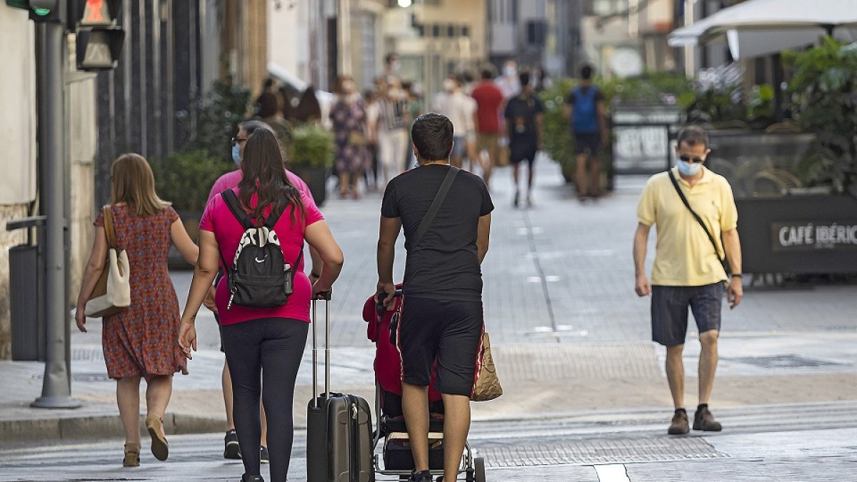 Turistas caminan por el centro de la ciudad de Valladolid. / PABLO REQUEJO (PHOTOGENIC)