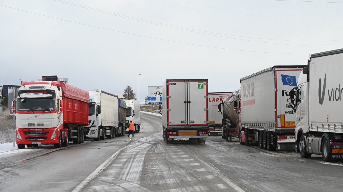 Camiones parados a la salida de Burgos hacia la N1.- ICAL