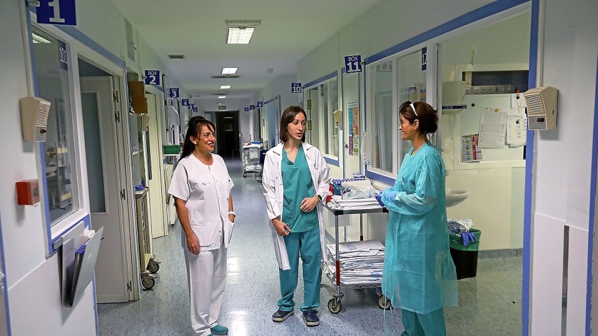 Personal sanitario en los pasillos del Hospital Clínico de Valladolid.- J.M. LOSTAU