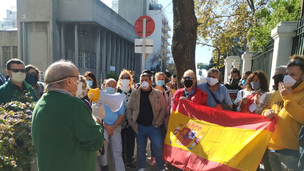 Concentración la semana pasada en la embajada en Montevideo. Abajo, la periodista vallisoletana María García. / M.G./ EM