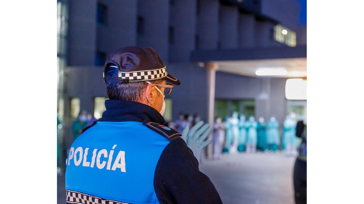 La Policía de Segovia se une a los aplausos del personal sanitario. - ICAL