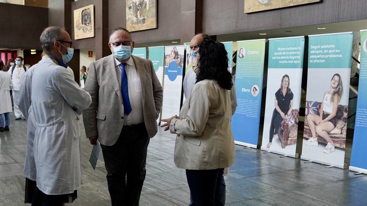 El consejero de Sanidad, Alejandro Vázquez Ramos, visita la exposición ''Las caras de la meningitis'' promovida por la Asociación Española contra la Meningitis.- ICAL