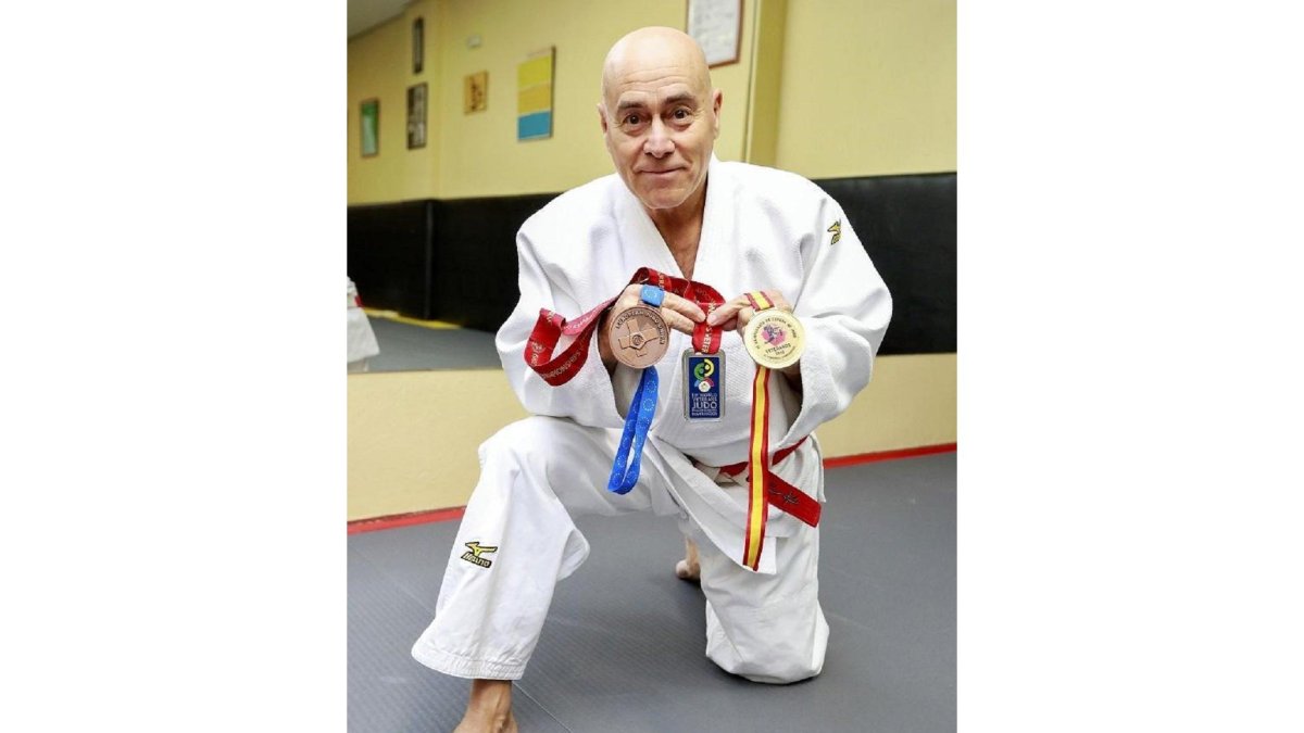 Julio Cereijo posa con las medallas nacionales e internacionales conseguidas sobre el tatami. - J.M. LOSTAU