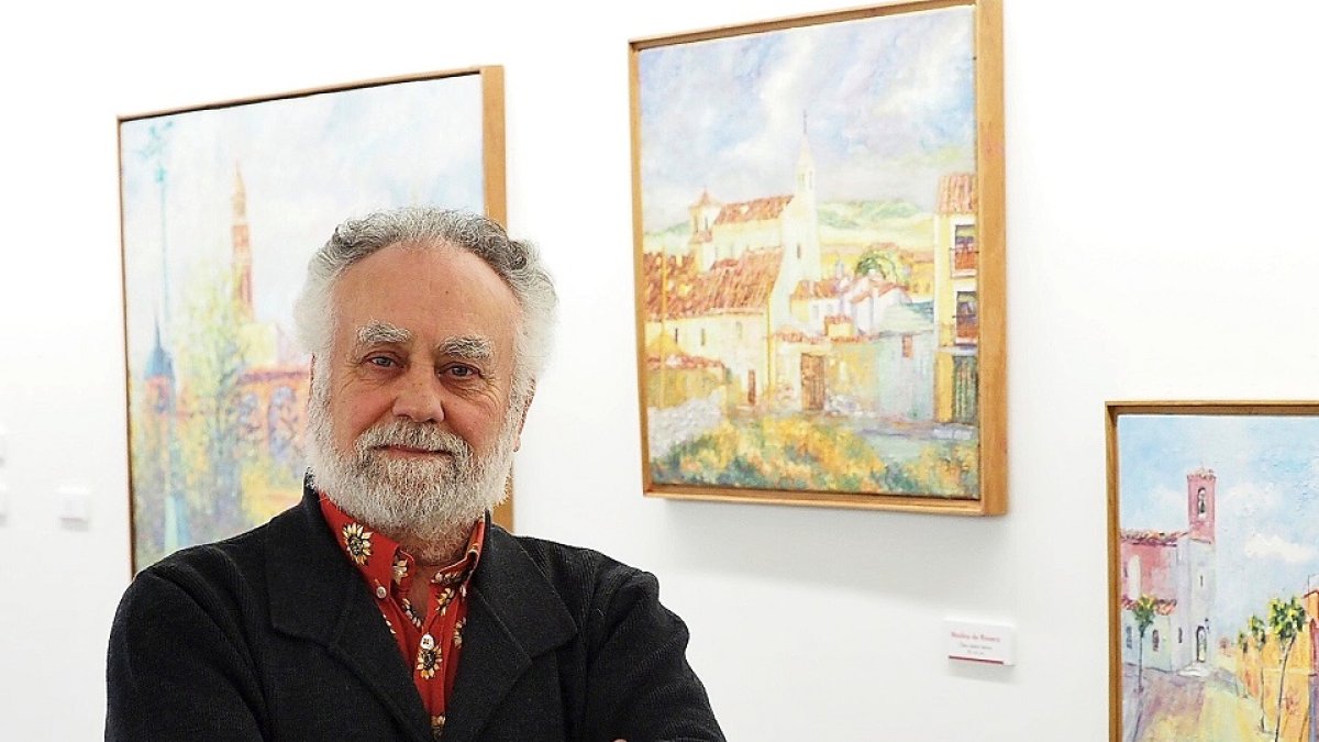 Pascual Aranda junto a algunos de sus cuadros expuestos en Zorrilla. - D.P.