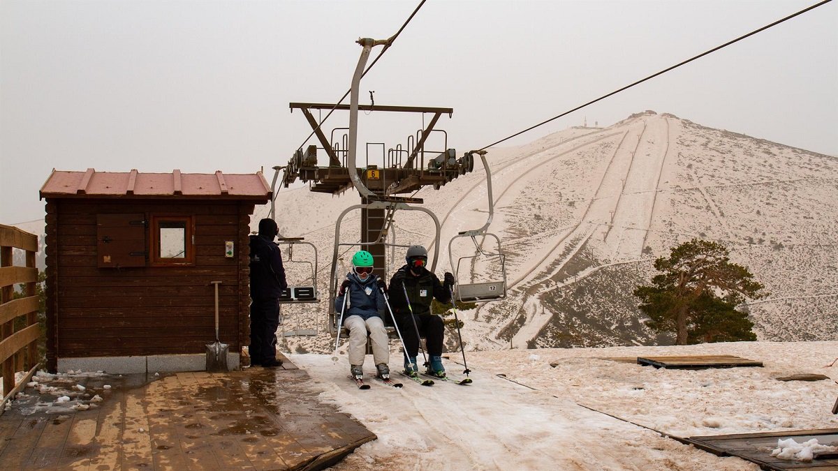 Imagen de archivo de dos usuarios de la estación de esquí de Navacerrada.- E. PRESS