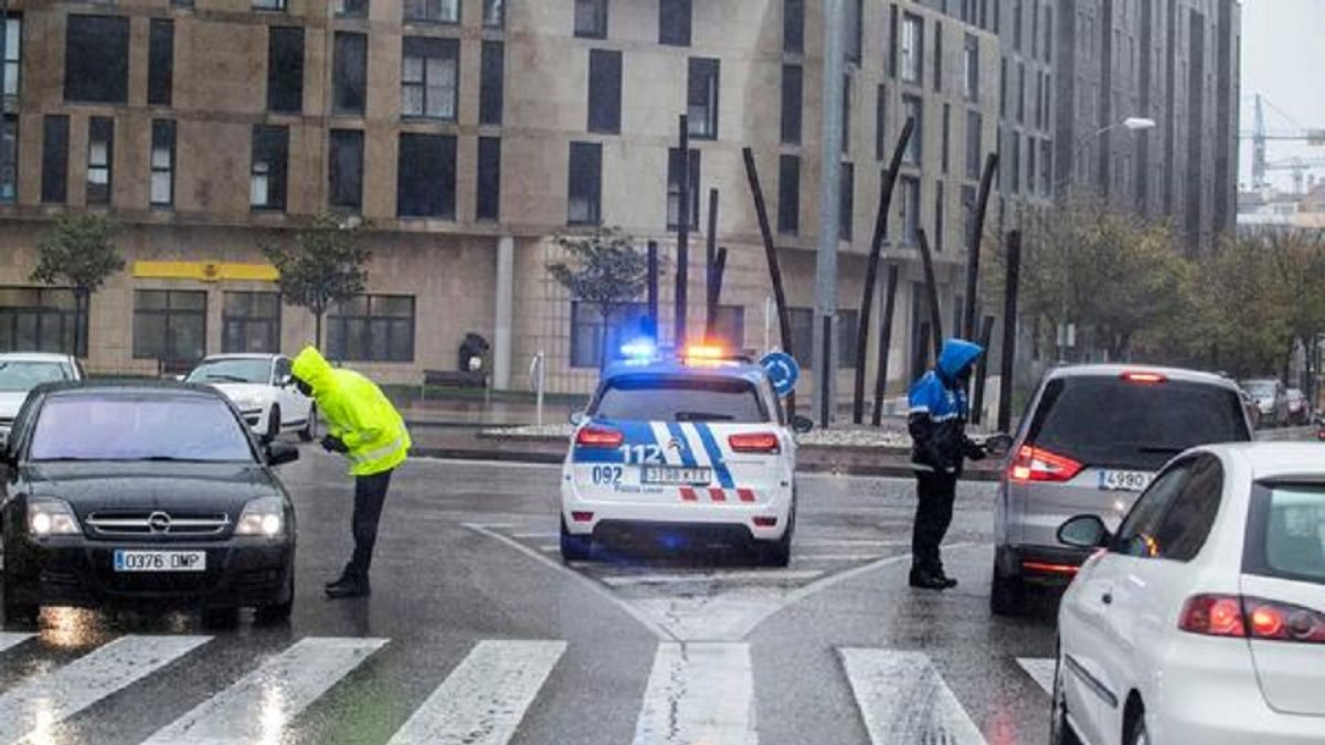 Controles policiales en el inicio del periodo de 14 días de confinamiento decretado en la ciudad de Burgos para reducir la incidencia de la covid. ICAL