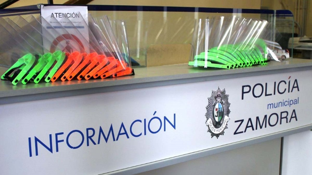 Pantallas protectoras faciales de la Policía Municipal de Zamora.- ICAL