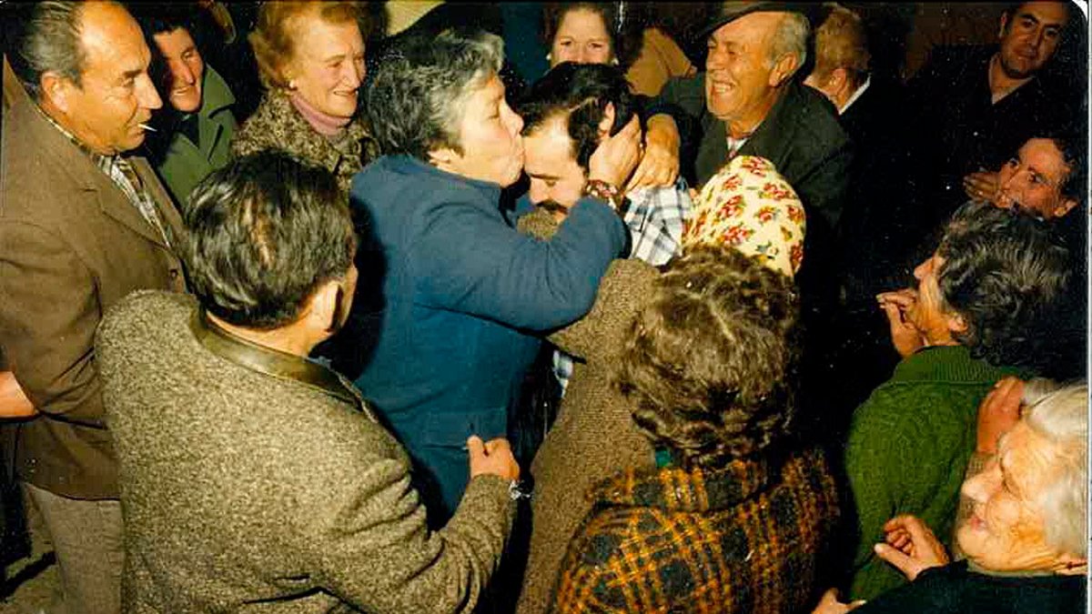 Recibimiento al alcalde de Cacabelos, José Luis Prada, tras su salida de prisión en 1981.-ICAL