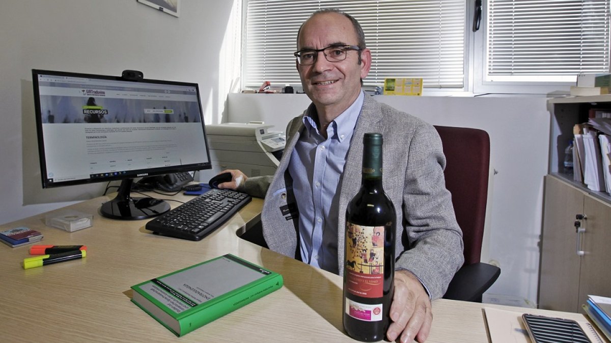 Miguel Ibáñez, responsable del grupo de investigación de la terminología de la vid y el vino de la Facultad de Traducción de la UVa en Soria. M.T.