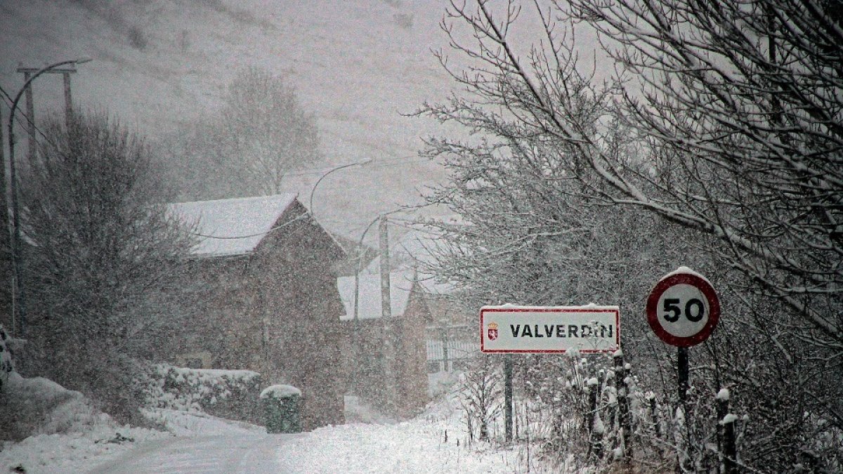 La nieve cubre la aldea de Valverdín, en la comarca de los Argüellos (León).- ICAL