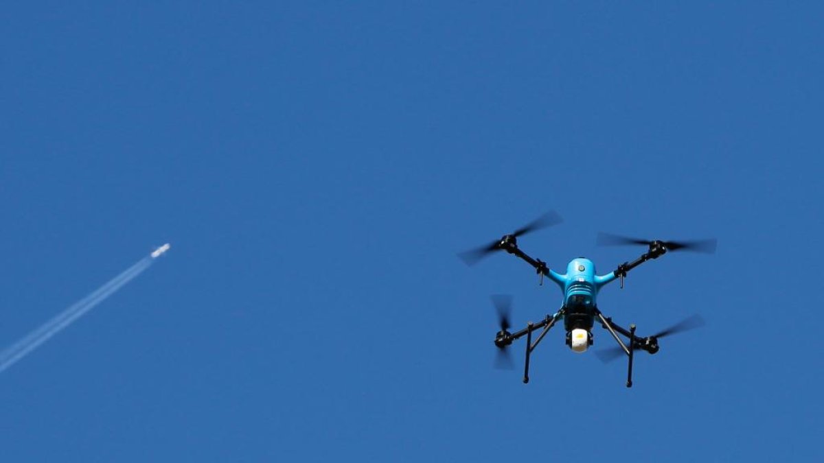 Imagen de archivo de un dron sancionador de la Guardia Civil de Tráfico. -J. M. LOSTAU