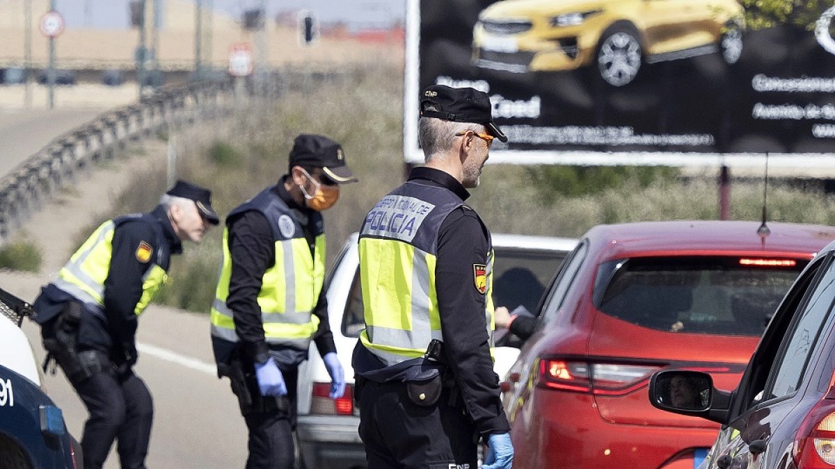 Control policial en la carretera Madrid, a la entrada y salida de Valladolid. - M.Á.SANTOS / PHOTOGENIC