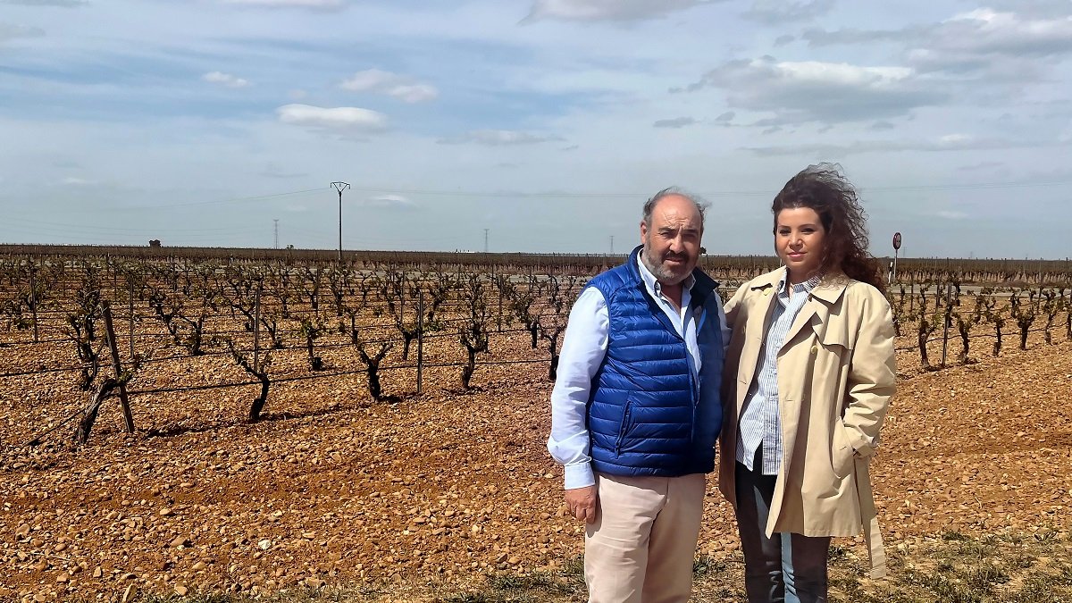 Javier Sanz y su hija, Leticia Sanz, frente a los viñedos de la bodega en La Seca.- E.M.