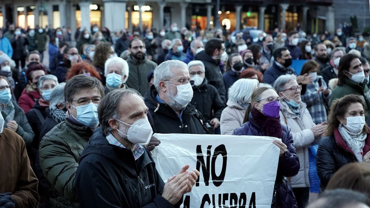 Multitud de personas se concentra en la Plaza Mayor de Valladolid contra la guerra en Ucrania. -ICAL