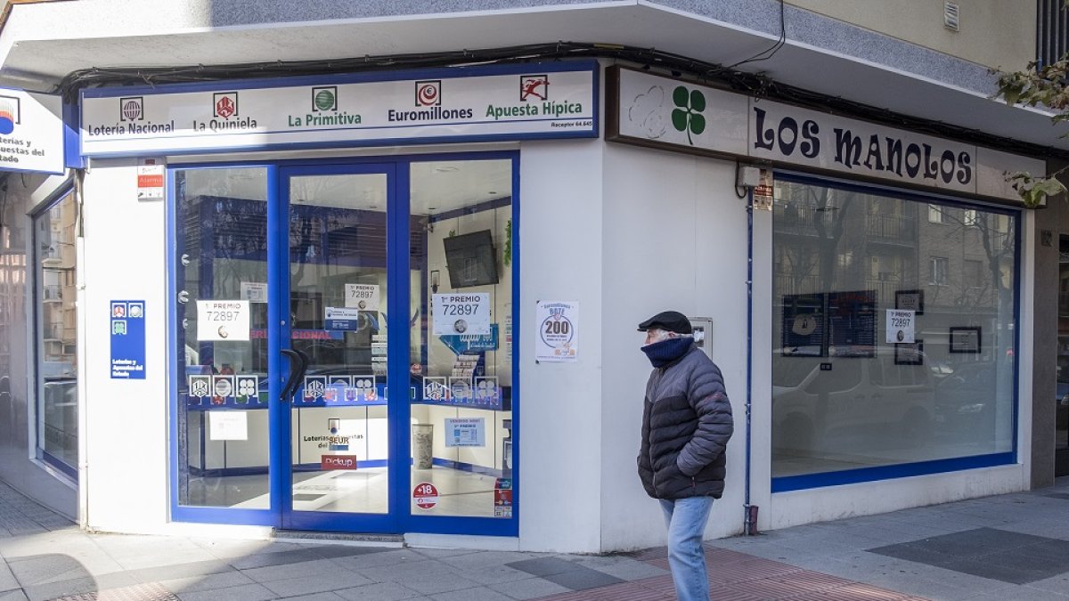 La administración de lotería del Paseo del Rollo en Salamanca reparte un premio del Niño.- ICAL