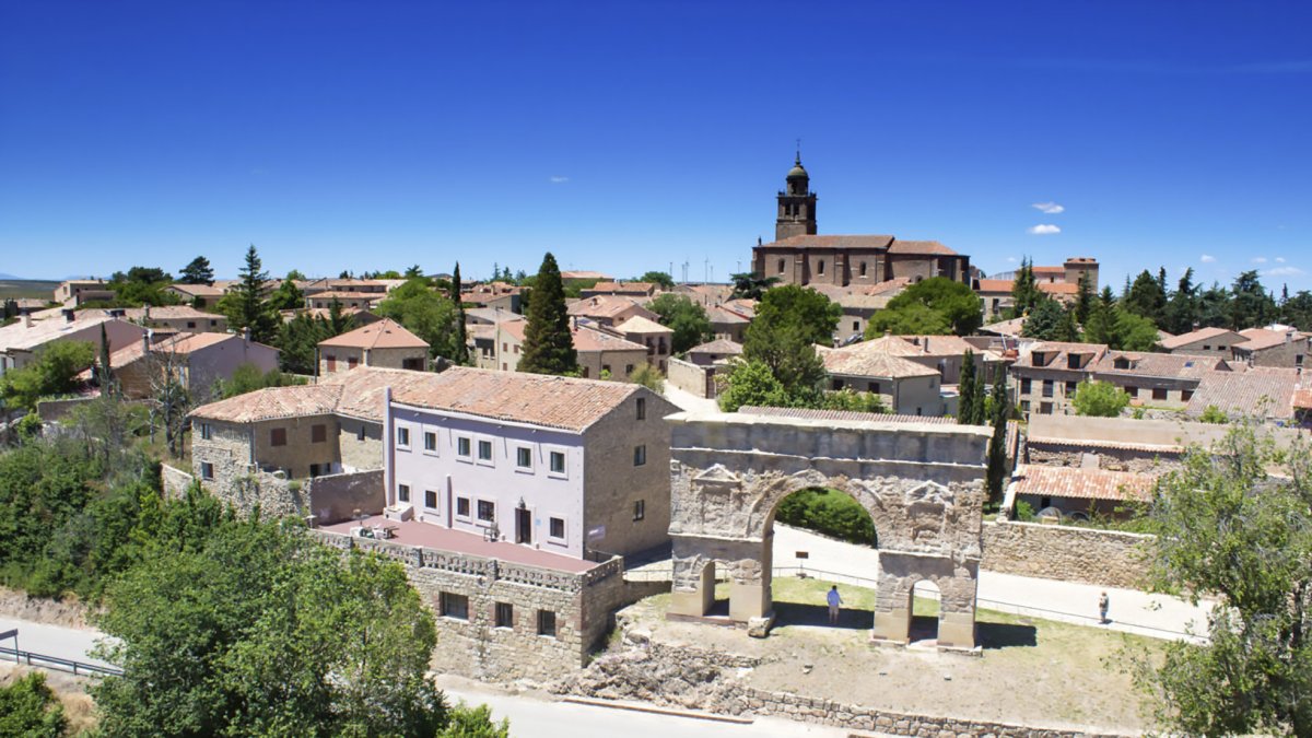 Vista aérea de Medinaceli, con el arco romano en primer plano. / TURISMO DE MEDINACELI