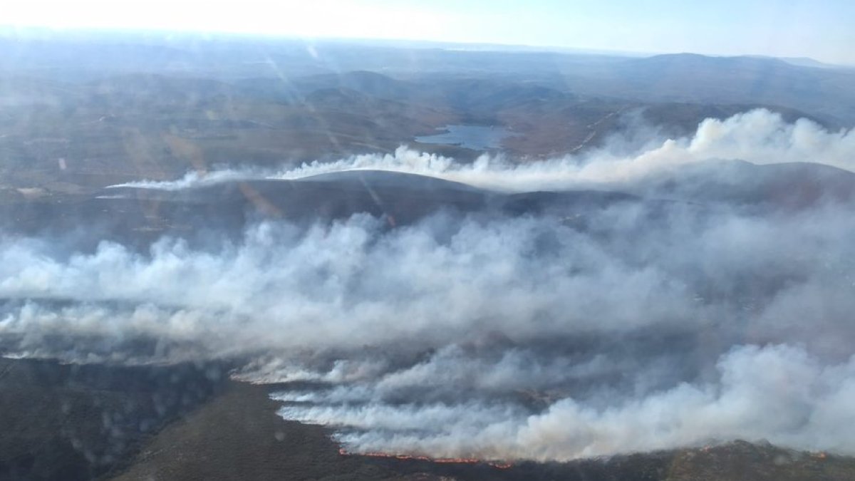 Incendio forestal en el término municipal Hermisende. -E.PRESS