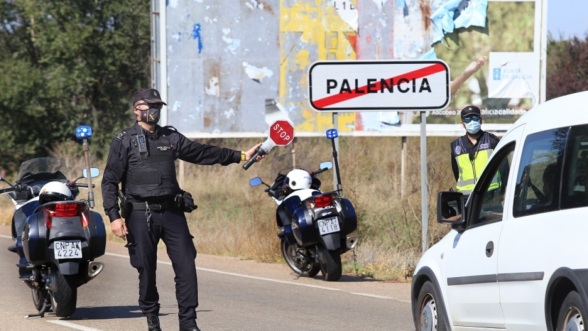 Primer día del confinamiento de la capital palentina
Control de la policía nacional en la  N610a a la salida de Palencia.- ICAL