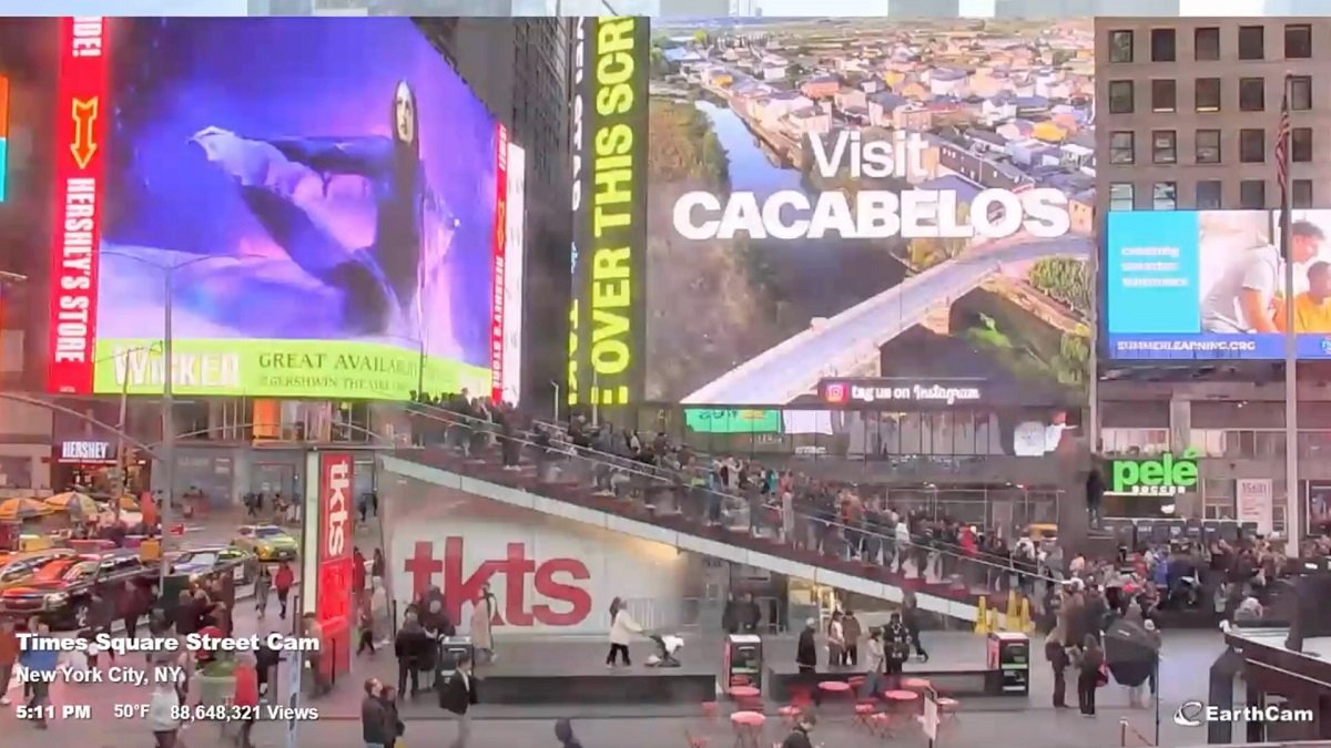 Proyección por Eurocaja Rural del vídeo de Cacabelos en una de las célebres pantallas de la emblemática zona de Times Square. -E.M.