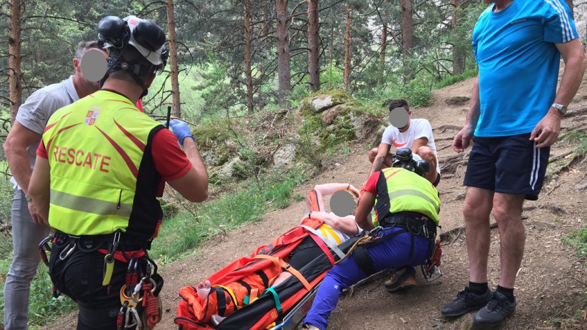 El 112 de Castilla y León evacúa en helicóptero a una mujer tras fracturarse la pierna en Segovia. -E. M.