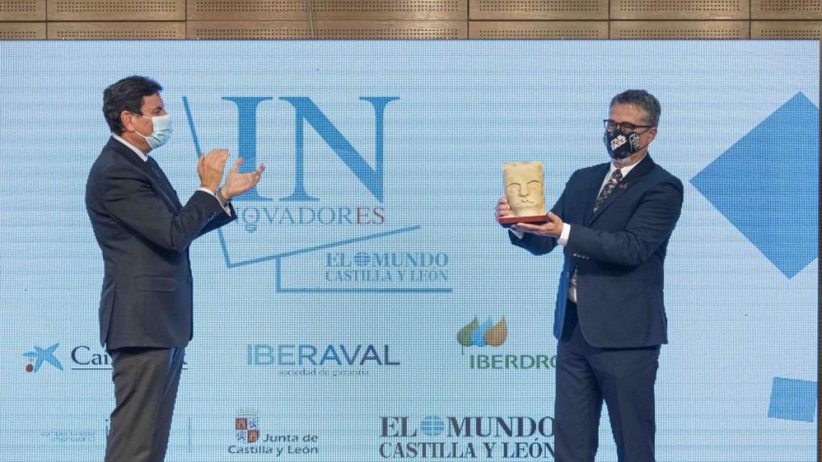 El consejero Carriedo entrega el Premio Innovador Personaje Único a Alfredo Corell.- PHOTOGENIC