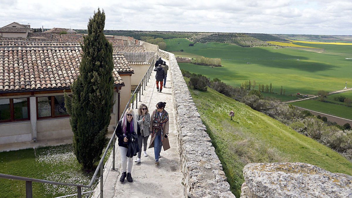 Turistas visitan la muralla de la localidad vallisoletana de Urueña, imagen de archivo. / ICAL