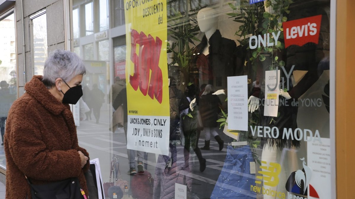 Una mujer observa un escaparate de una tienda textil en Zamora. Imagen de archivo. - ICAL