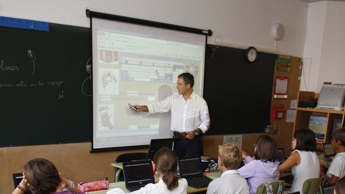 Un profesor imparte clases a los jóvenes escolares en un aula. E.M.