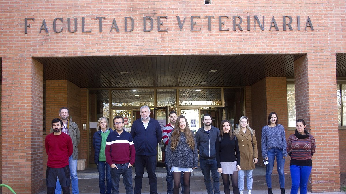 Miembros del equipo en la puerta de la Facultad de Veterinaria de la Universidad de León. EL MUNDO