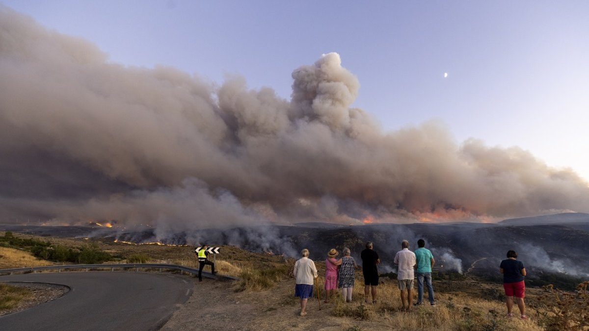 Incendio forestal originado en Navalacruz (Ávila). En la imagen, frente del incendo desde el alto de Cabañas (Riofrío). - ICAL