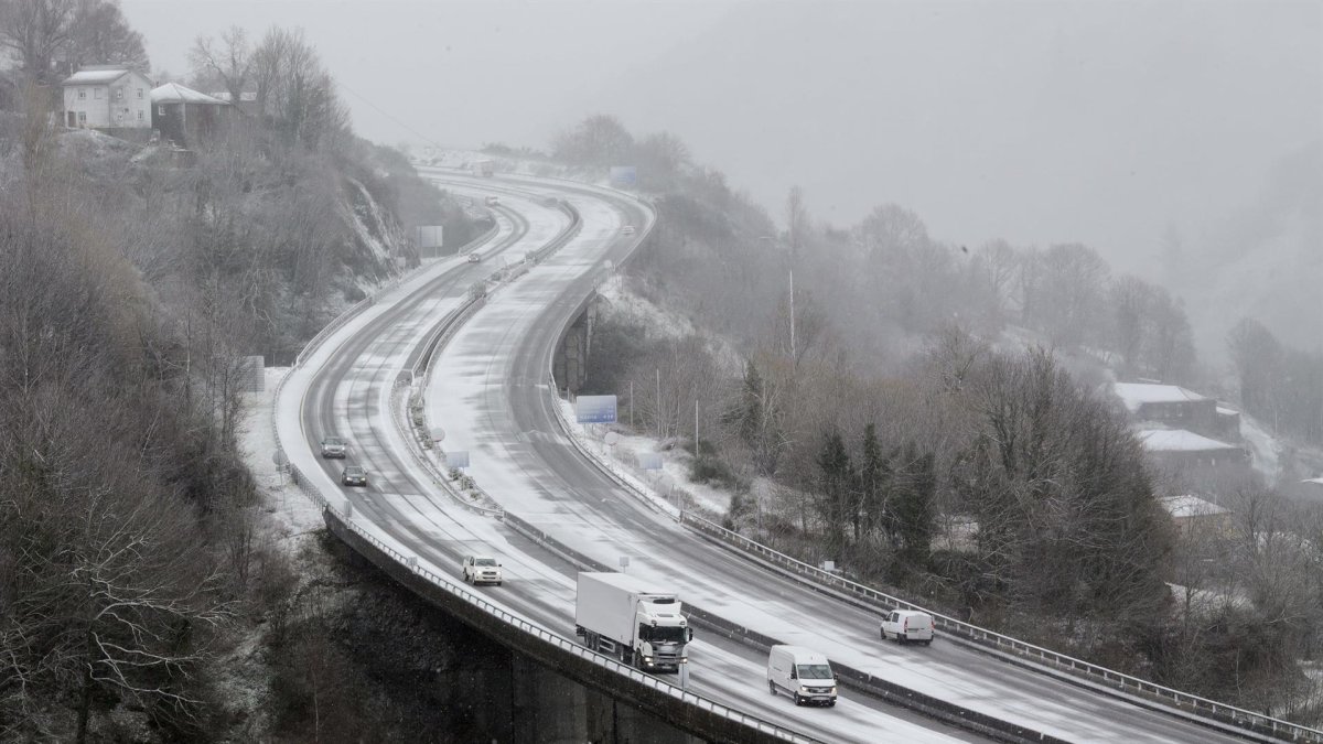Varios vehículos circulando por vías nevadas. EUROPA PRESS