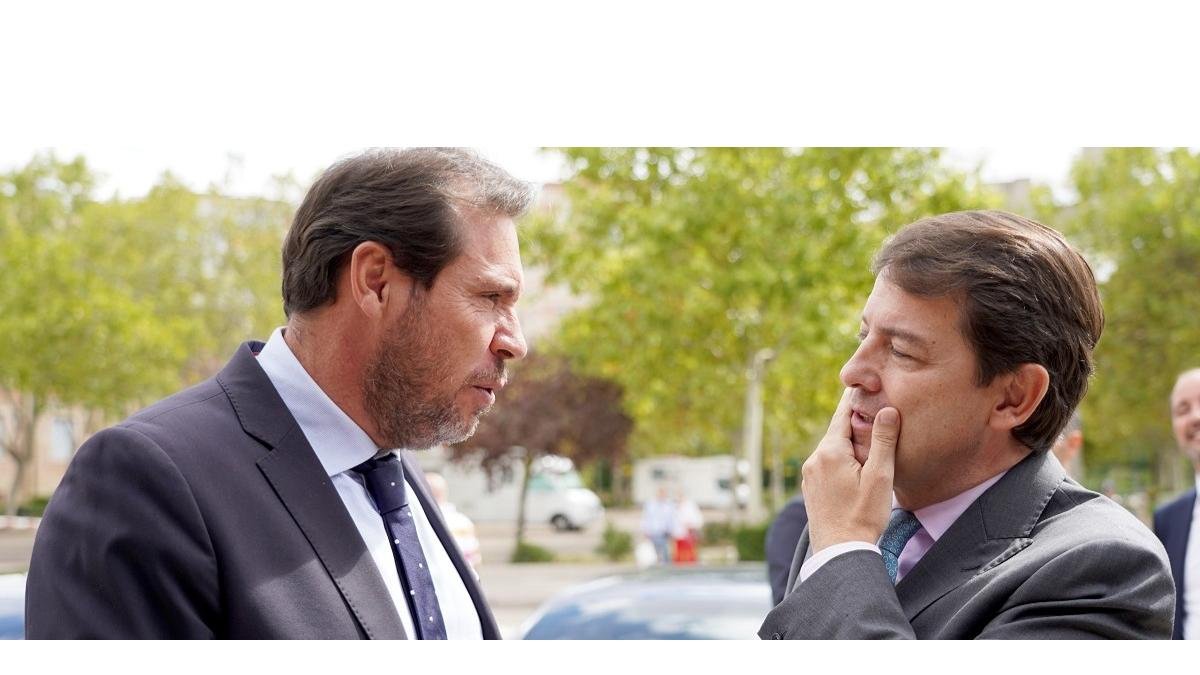 El alcalde de Valladolid, Óscar Puente, y el presidente de la Junta, Alfonso Fernández Mañueco, conversan antes del inicio del acto.- ICAL