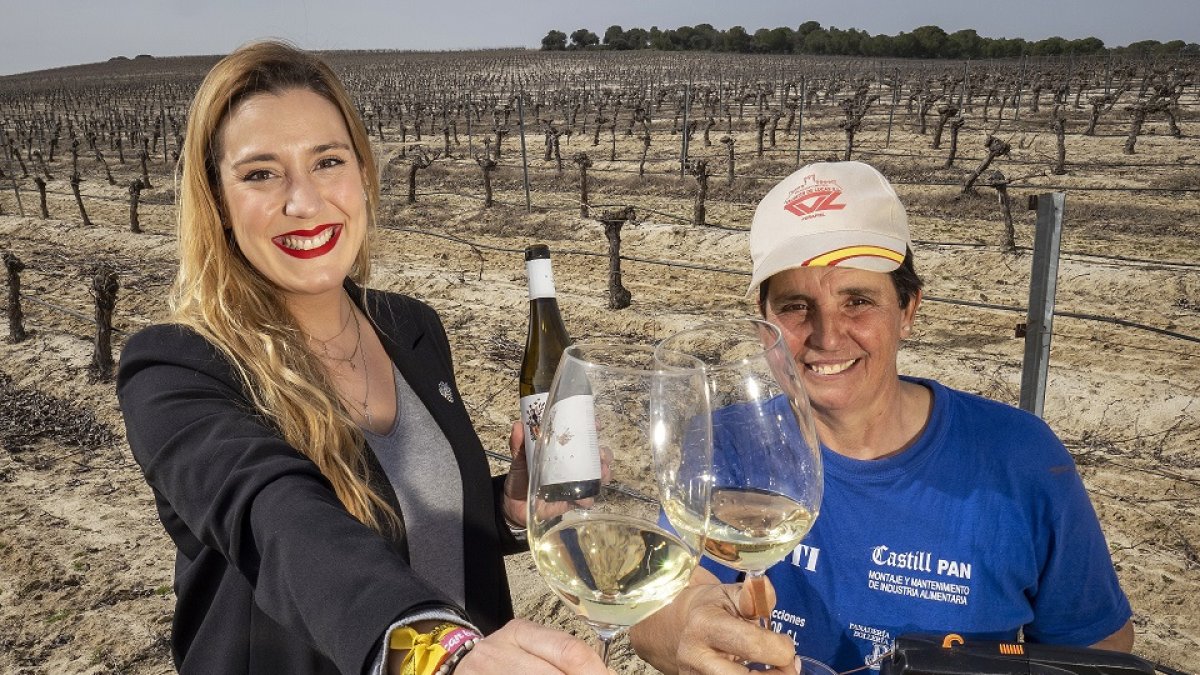 Ana del Fraile y y Rosa Padrones Nieto, directora de la bodega y viticultora.  / MIGUEL ÁNGEL SANTOS
